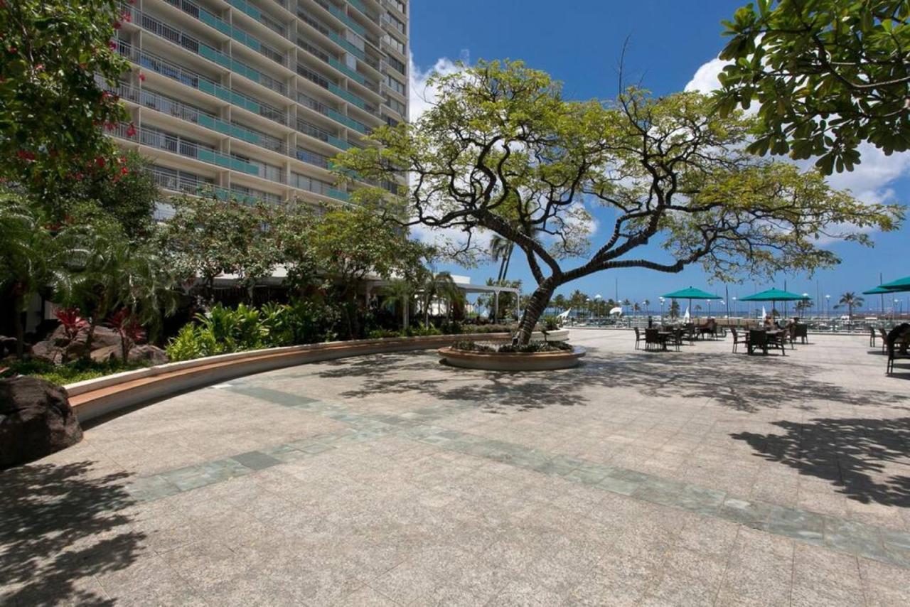 Ilikai Apt 308 - Spacious Studio With Stunning Ocean & Harbor Views Honolulu Exterior photo